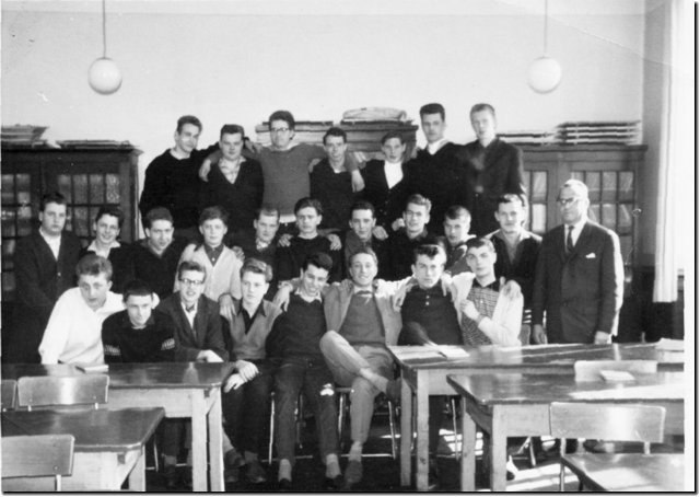 klassenfoto_bn_in_schule.jpg